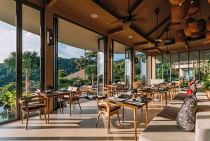 供應早餐、午餐、晚餐；多國菜