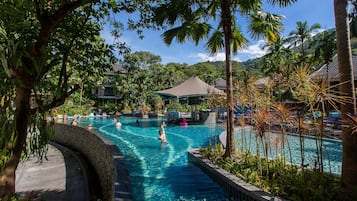 5 outdoor pools, pool umbrellas, sun loungers