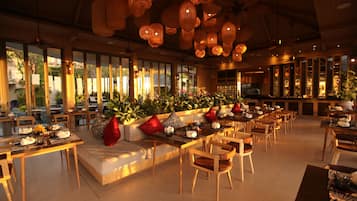 供應早餐、午餐和晚餐,國際料理