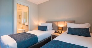 1 habitación, muebles diferentes, tabla de planchar con plancha y cunas 