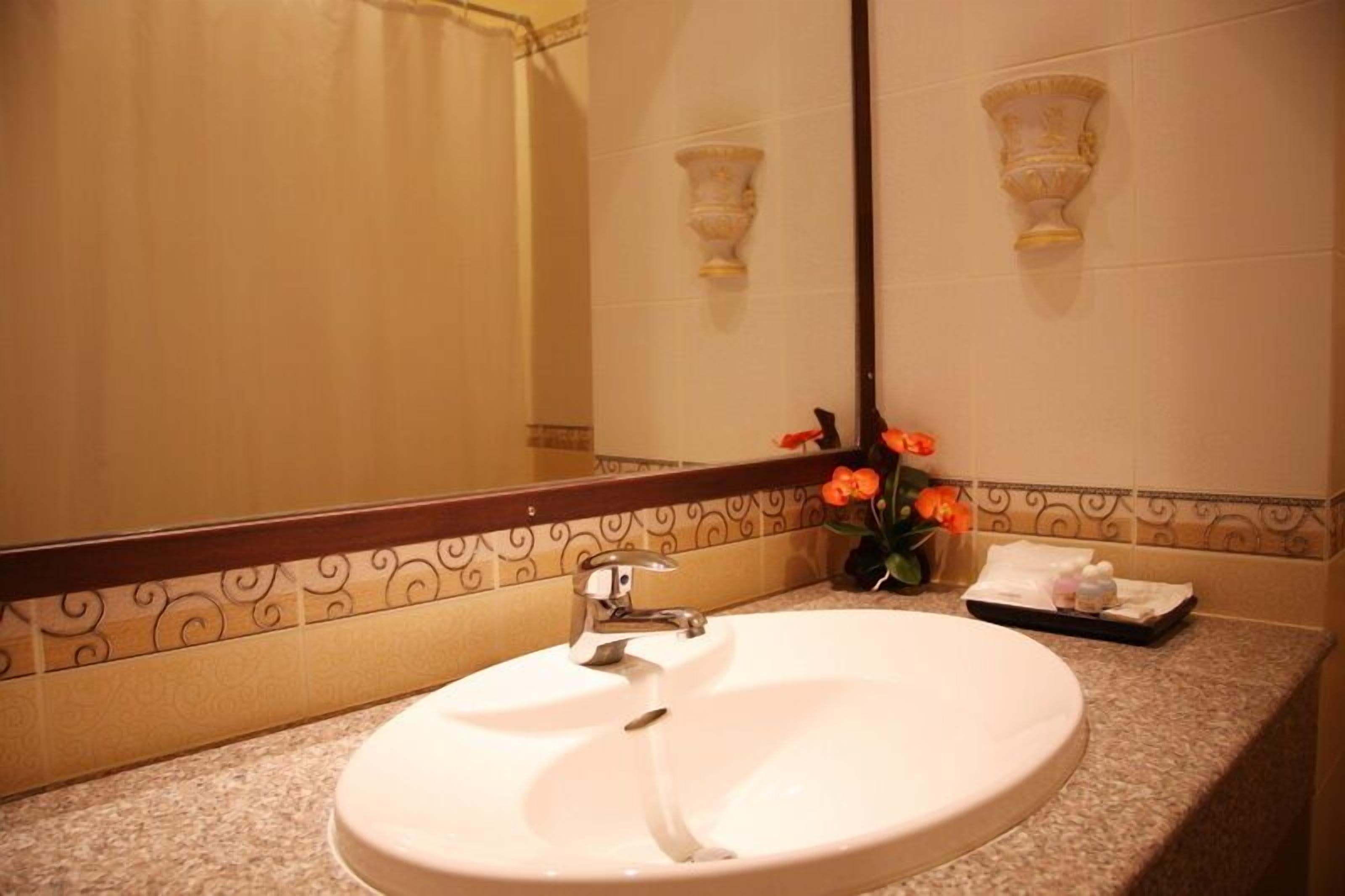 deluxe room | bathroom sink