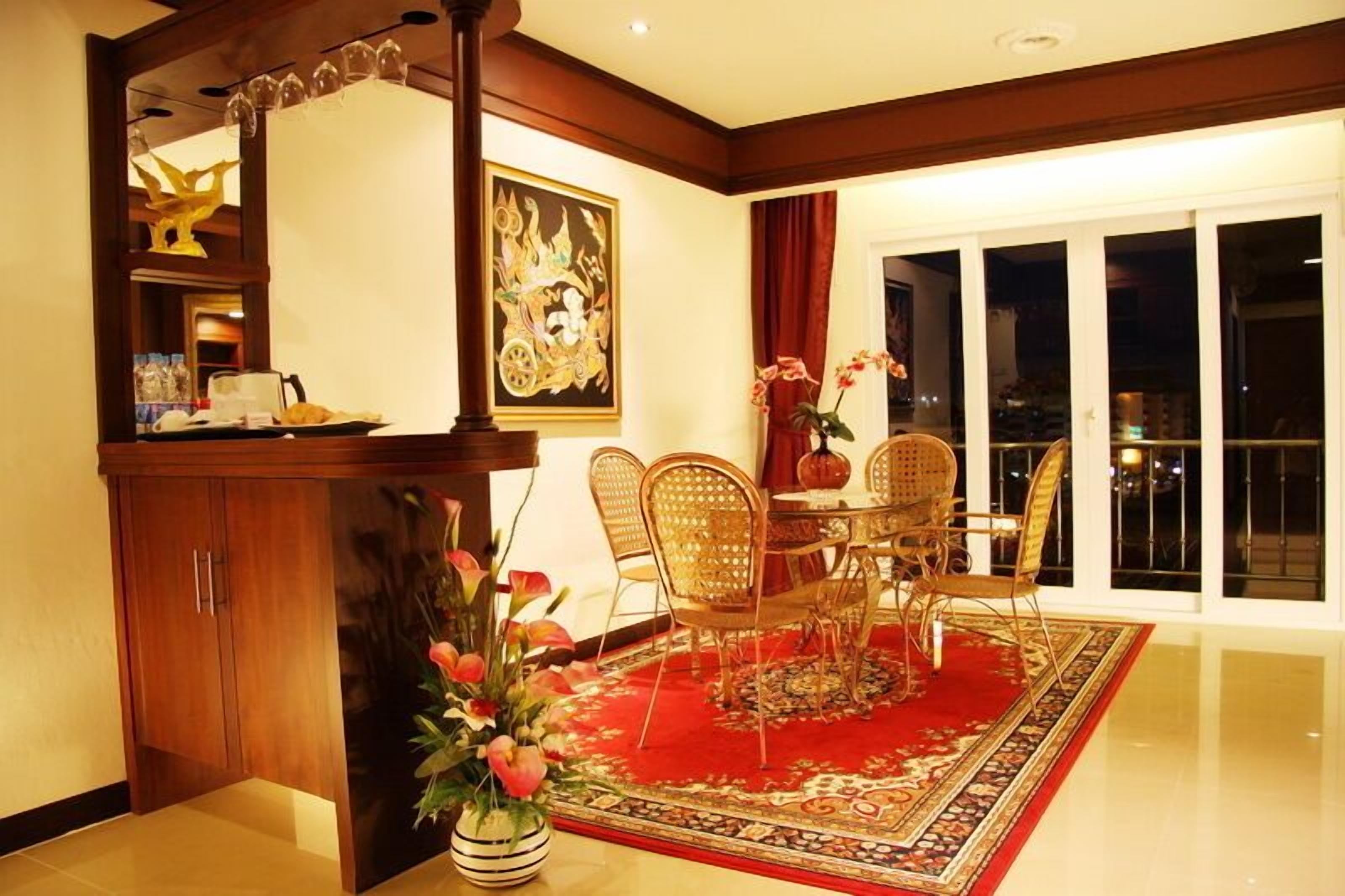 deluxe room | in-room dining