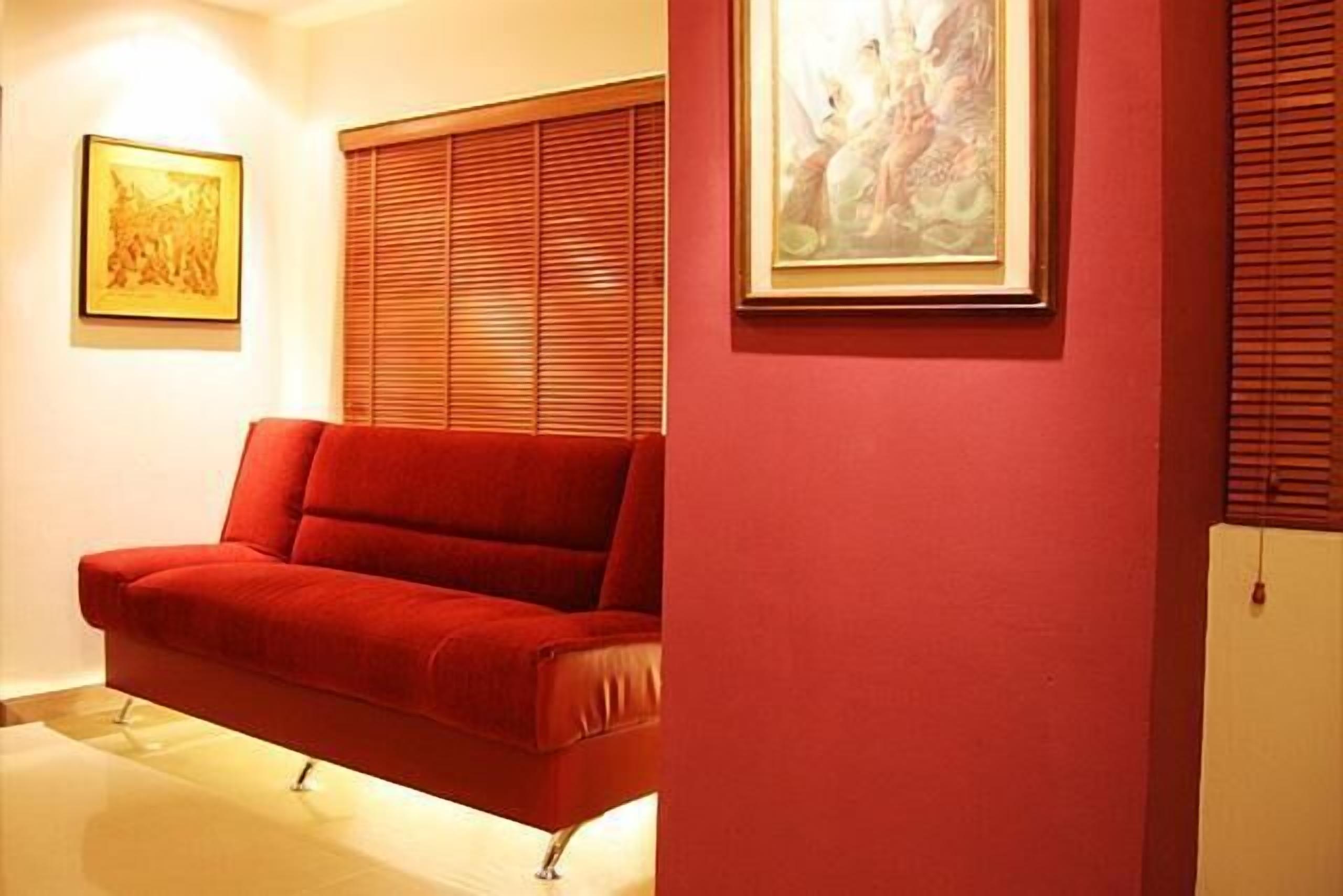 flat-screen tv, dvd player