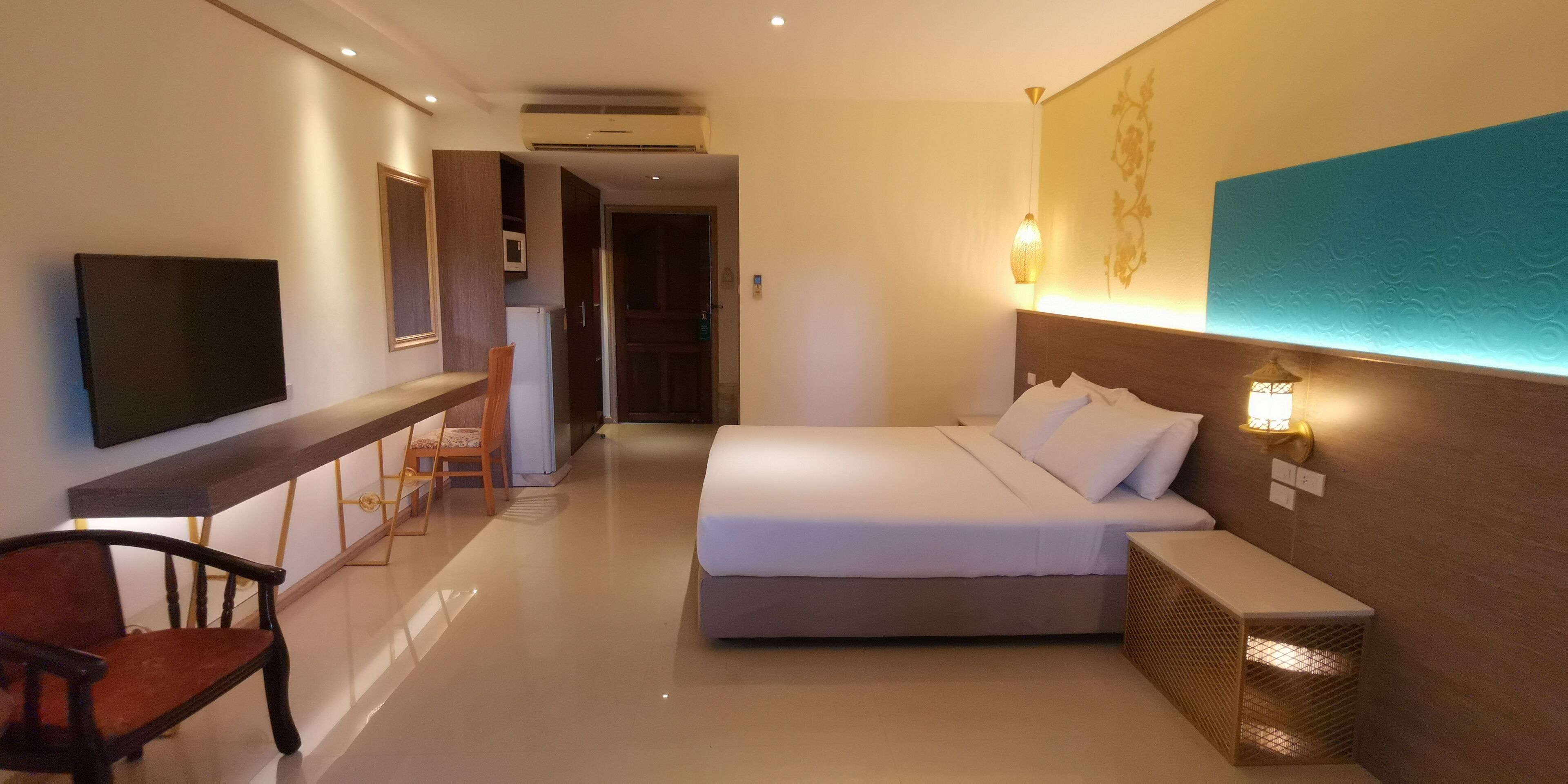 superior double room, 1 king bed | 1 bedroom, minibar, in-room safe, blackout curtains