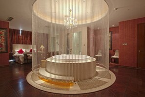 Jetted bathtub - Beijing Palace International Hotel (Beijing)