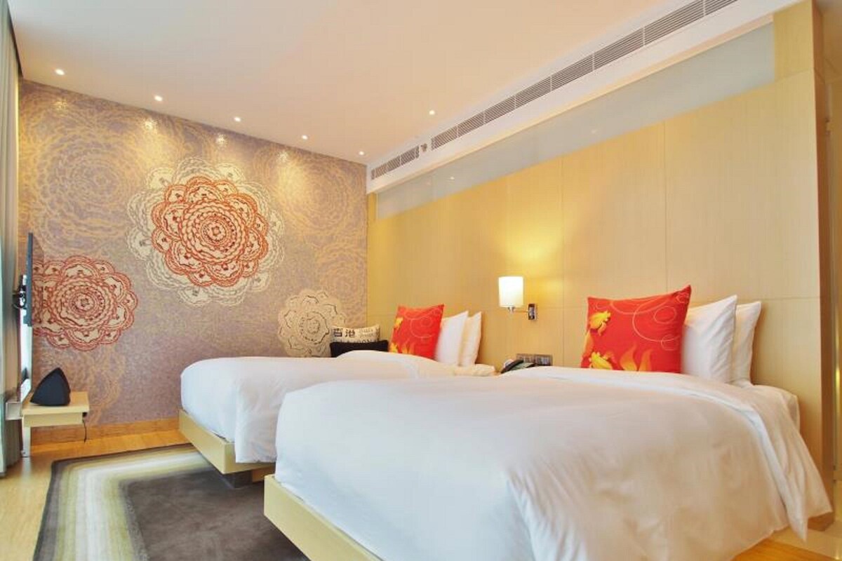 Selimut bulu angsa, minibar, brankas, dan meja kerja