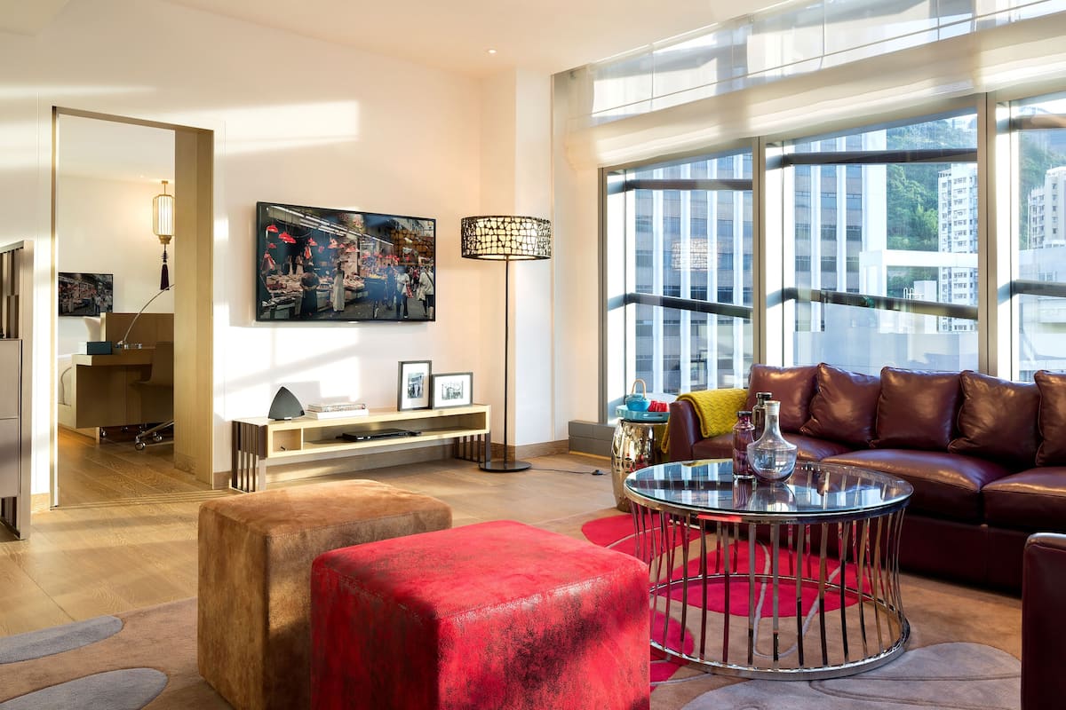 Suite, 1 Bedroom | Ruang tamu | 40 inci televisyen LCD dengan kabel, TV