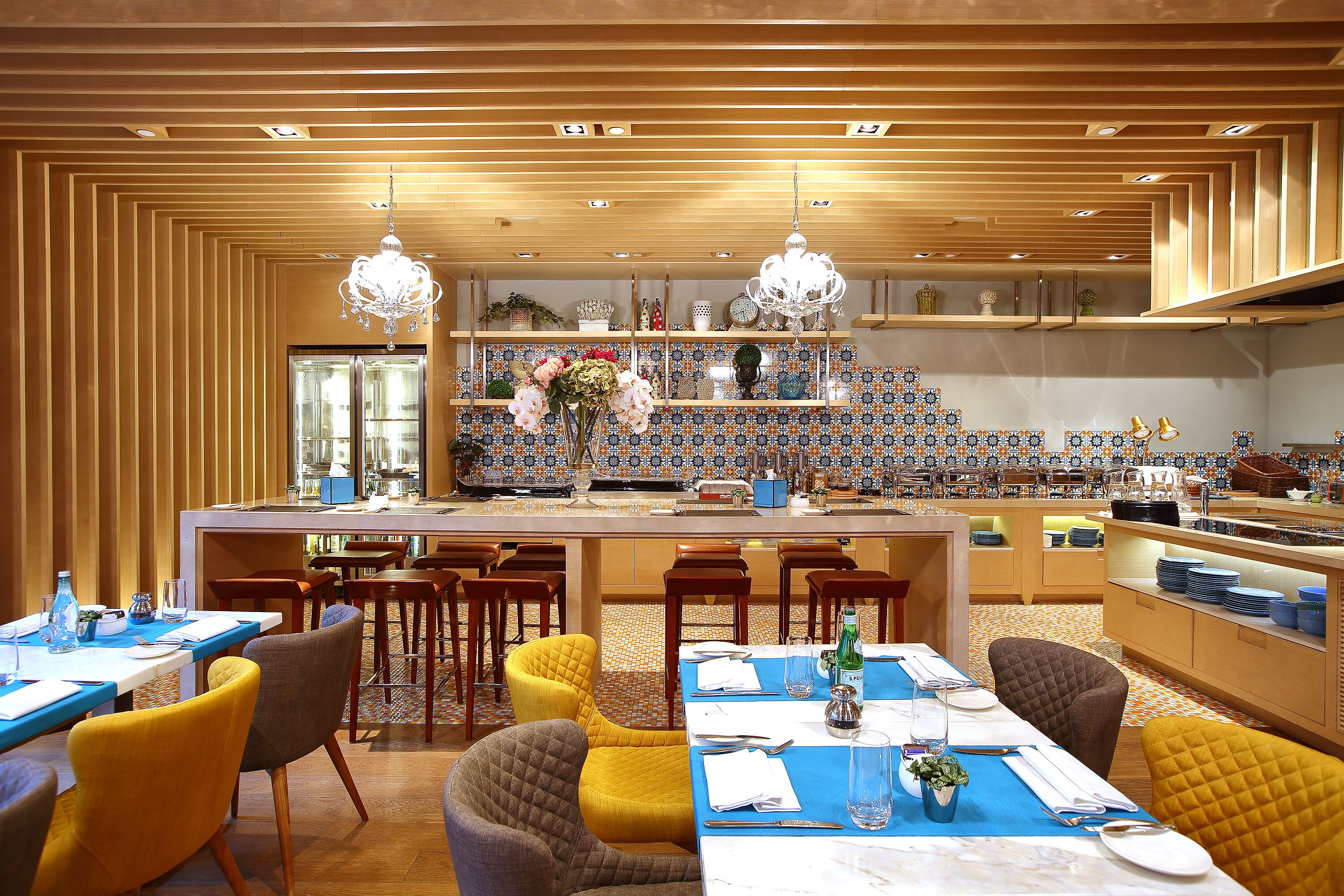 每日供应自助式早餐（每人 HKD 185）