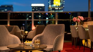 Cocktail bar, alfresco dining, open daily - Hotel Indigo Hong Kong Island by IHG (Hong Kong)