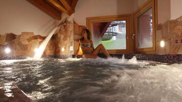 Una piscina cubierta, una piscina con cascada