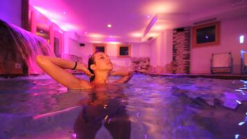 Inomhuspool och bassÀng med vattenfall