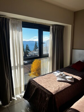 In-room safe, free cots/infant beds, free WiFi, bed sheets - Hotel Internacional (San Carlos de Bariloche)