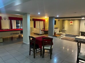 32-inch LED TV with satellite channels, TV - Hotel Internacional (San Carlos de Bariloche)