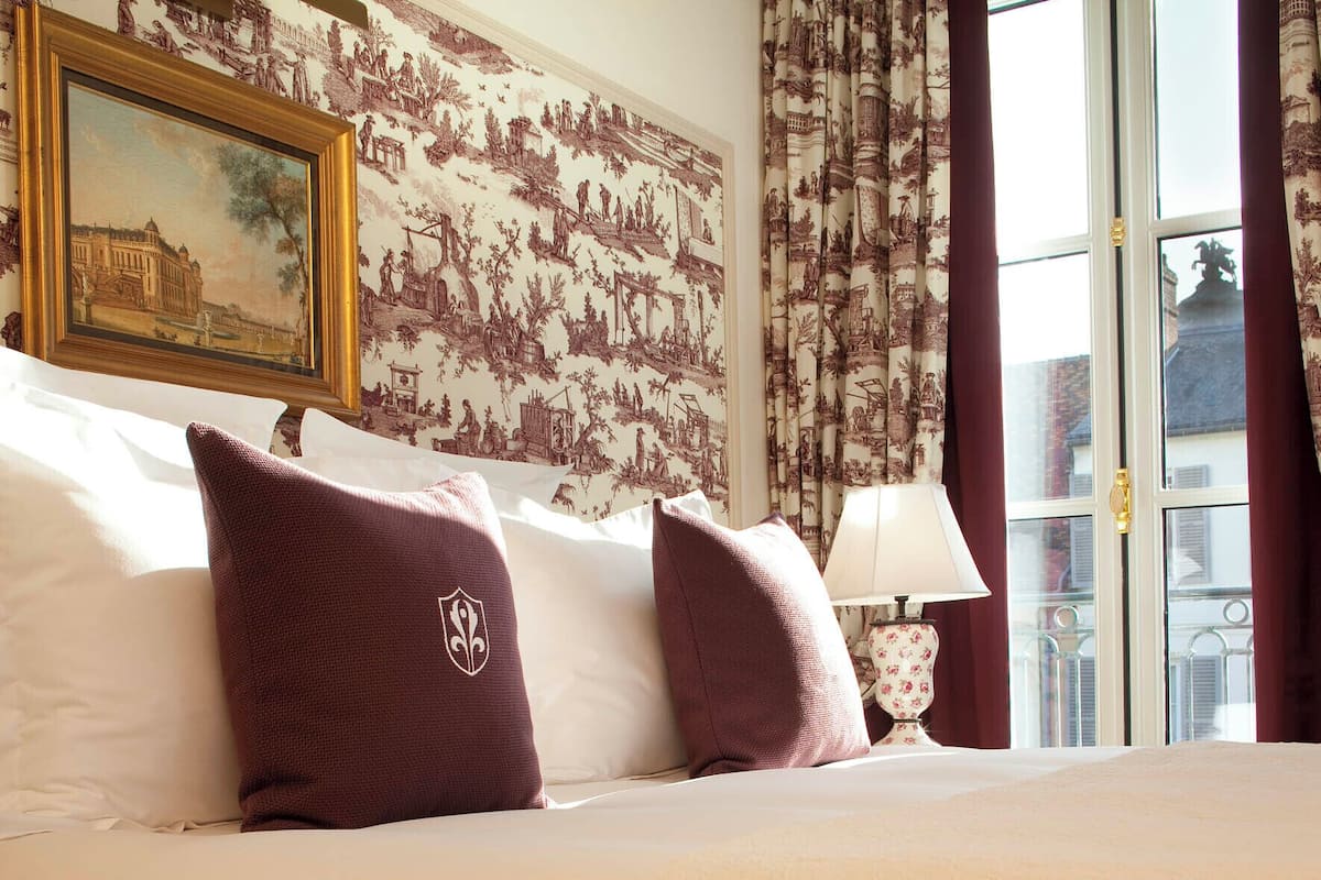 Deluxe Room | 1 bedroom, premium bedding, in-room safe, desk
