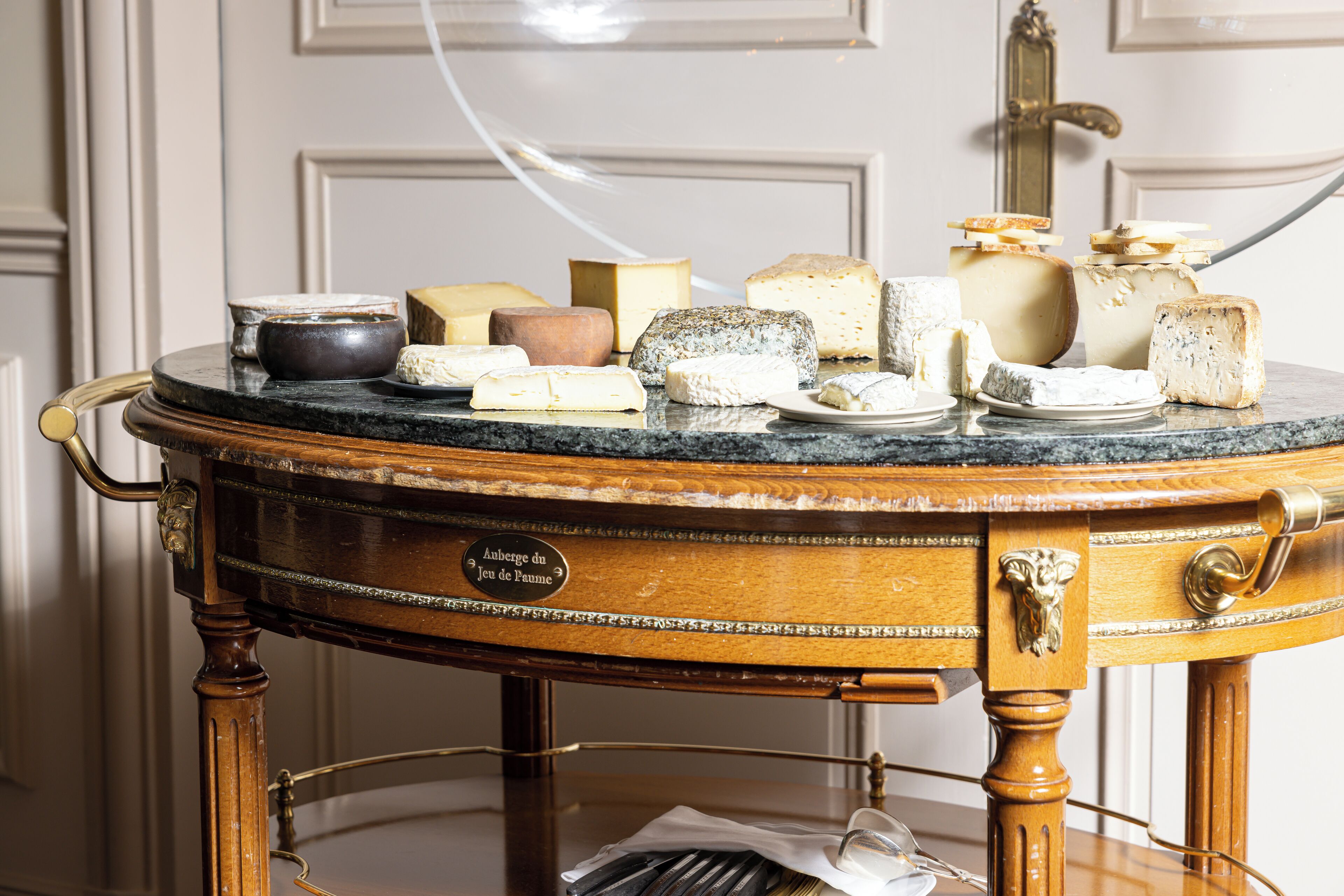 2 restaurants, breakfast, lunch, dinner served; french cuisine