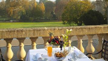 Petit déjeuner buffet (41 EUR par personne)