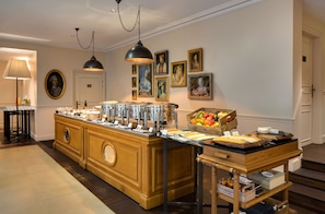 Petit déjeuner buffet servi tous les jours en supplément