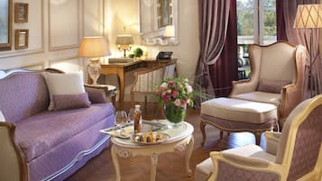 Premium suite | Woonruimte | Een lcd-televisie en betaalfilms