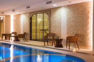 Una piscina cubierta