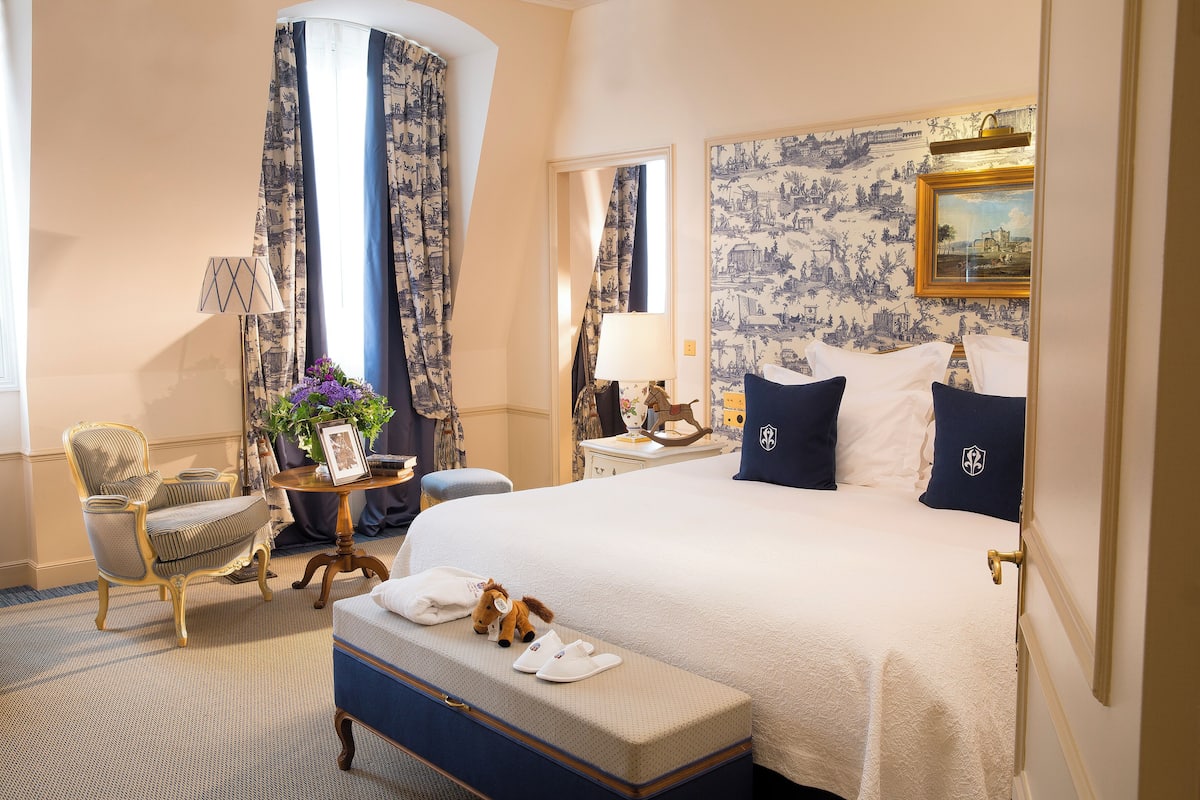 Premium Double Room | 1 bedroom, premium bedding, in-room safe, desk