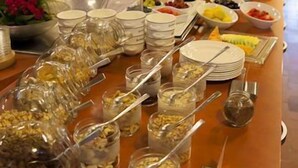 بوفيه فطور مجانًا يوميًا