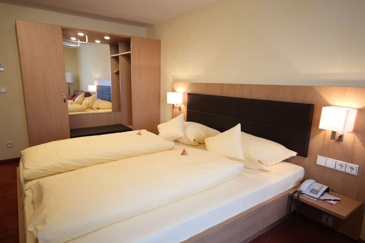 Comfort Twin Room | Select Comfort beds, minibar, in-room safe, desk