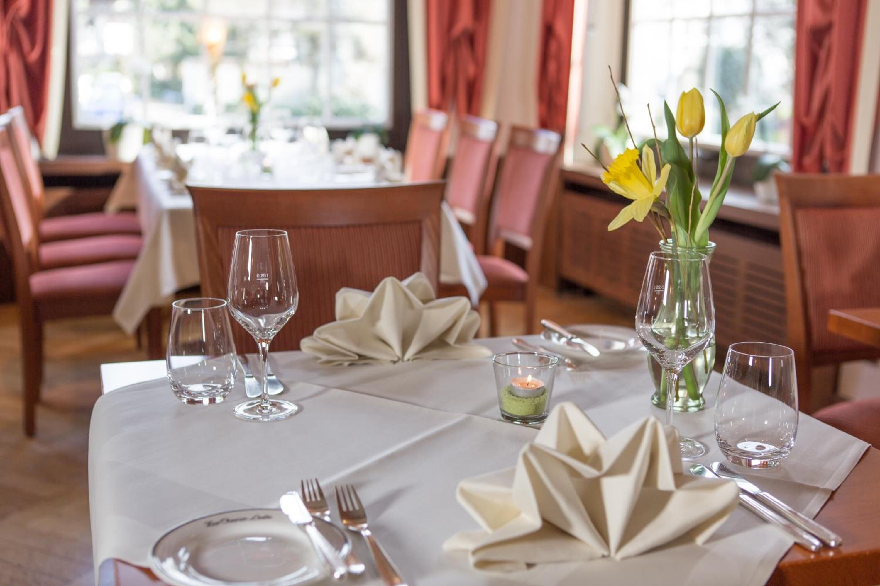 breakfast, lunch, dinner served; international cuisine