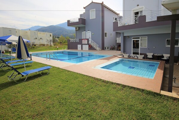 Seasonal outdoor pool, open 9:00 AM to 7:00 PM, pool umbrellas
