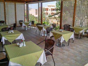 Daily continental breakfast (EUR 10 per person)