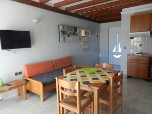 Apartment, 2 Bedrooms (Maisonette) | Living room