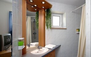 Douche, sèche-cheveux, serviettes fournies