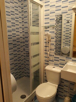 Habitación triple básica, baño privado | Baño | Secador de pelo y toallas