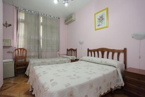 Habitación triple básica, baño privado | Caja de seguridad en la habitación y wifi gratis 