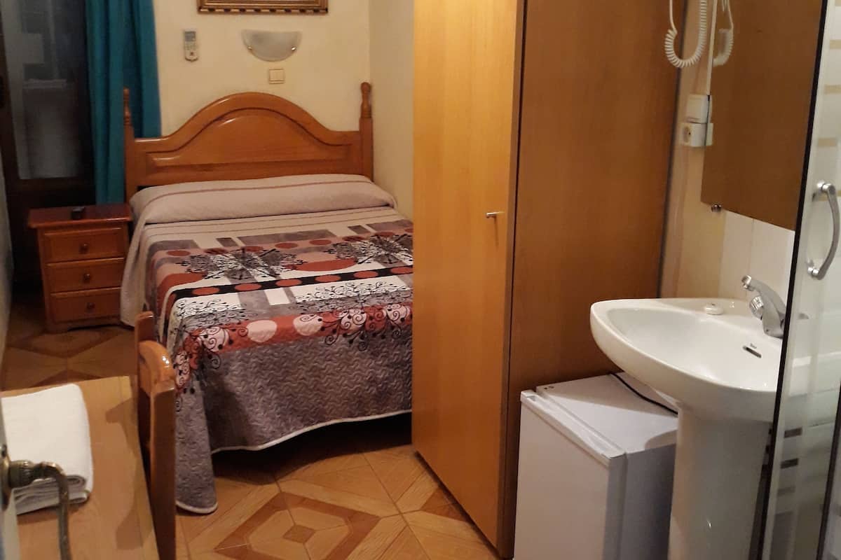 Habitación individual básica, baño compartido | Caja de seguridad en la habitación y wifi gratis