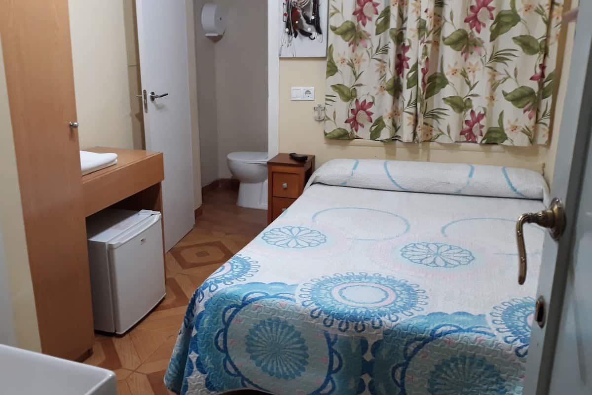 Habitación individual, baño privado | Baño | Secadora de cabello y toallas