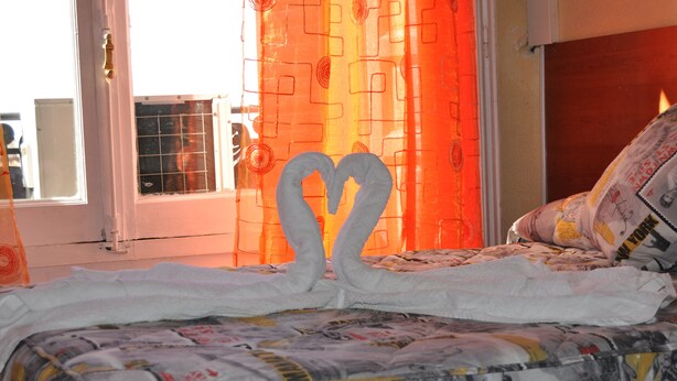 Basic Double Room, Private Bathroom | In-room safe, rollaway beds (surcharge), WiFi (free) - Hostal Estela (Madrid)