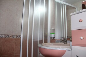 Secador de pelo y toallas
