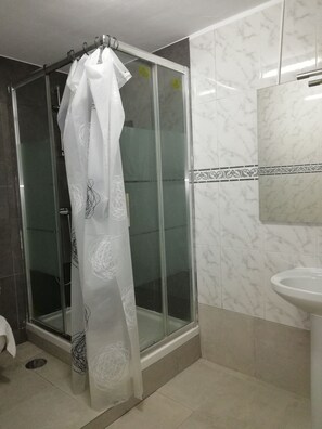Hair dryer, towels - Hostal Alicante (Madrid)