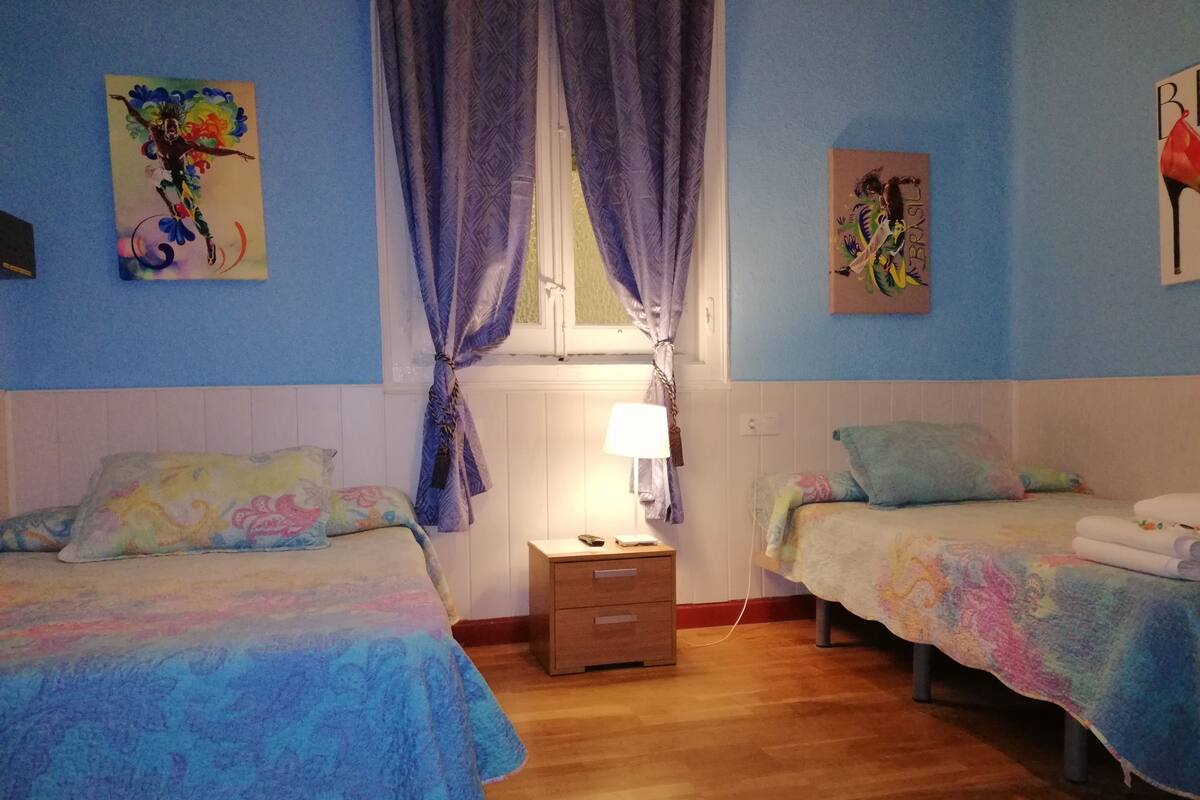 Habitación estándar con 2 camas individuales, 2 camas individuales | Cortinas opacas, cunas gratuitas, camas supletorias y wifi gratis