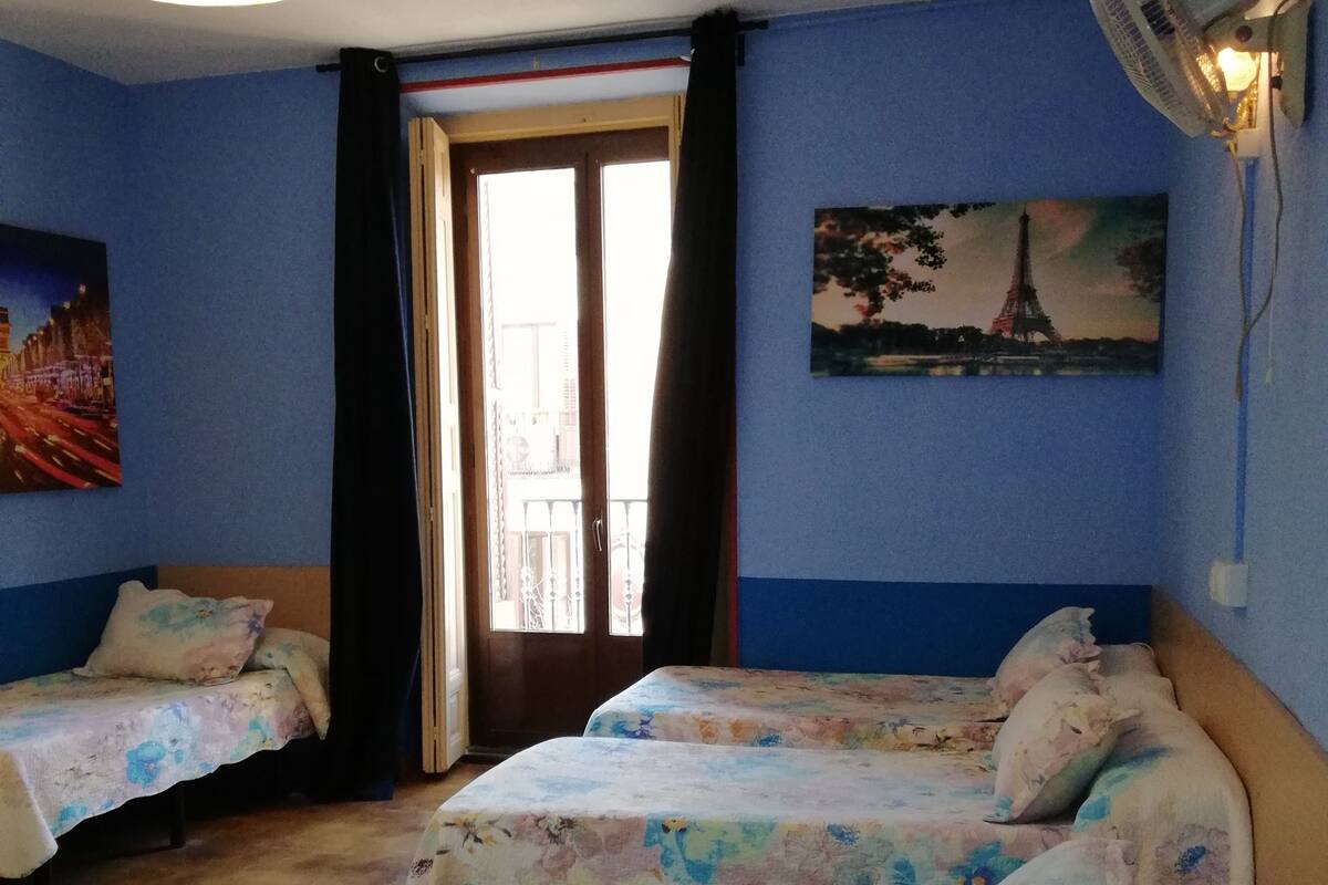 Cortinas opacas, cunas gratuitas, camas supletorias y wifi gratis