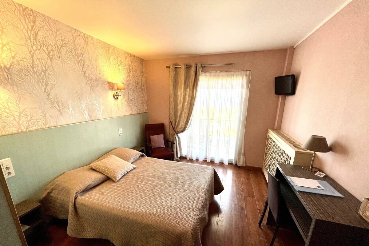 Standard Double Room | Desk, soundproofing, WiFi (free)