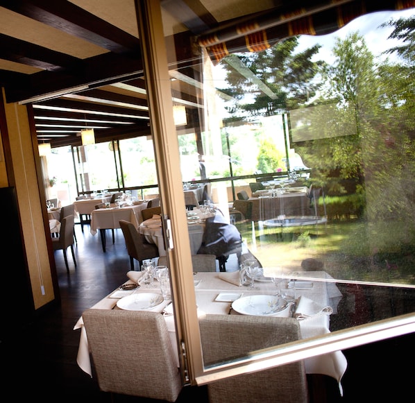 Déjeuner et dîner servis sur place, spécialités Cuisine régionale