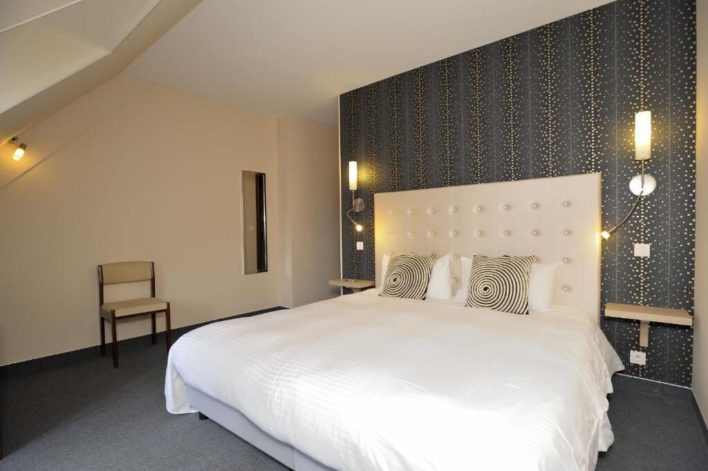 Desk, soundproofing, cribs (free), rollaway beds (surcharge)