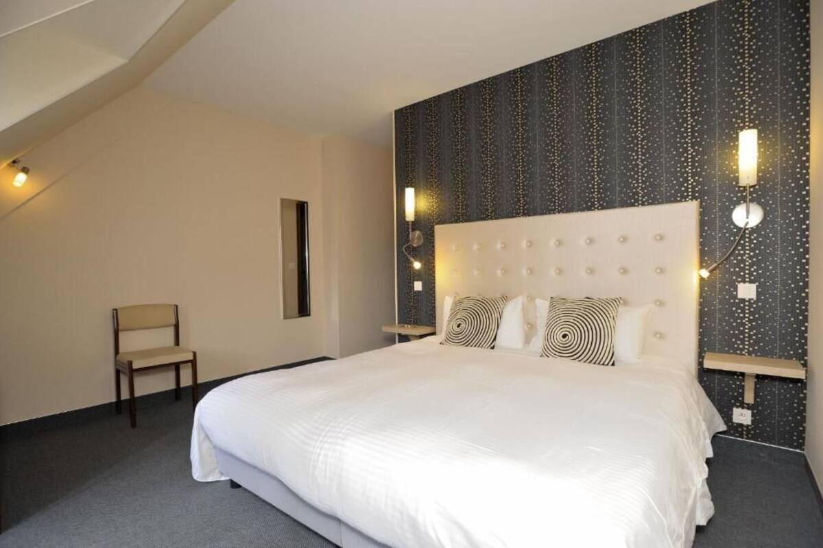 Desk, soundproofing, cribs (free), rollaway beds (surcharge)