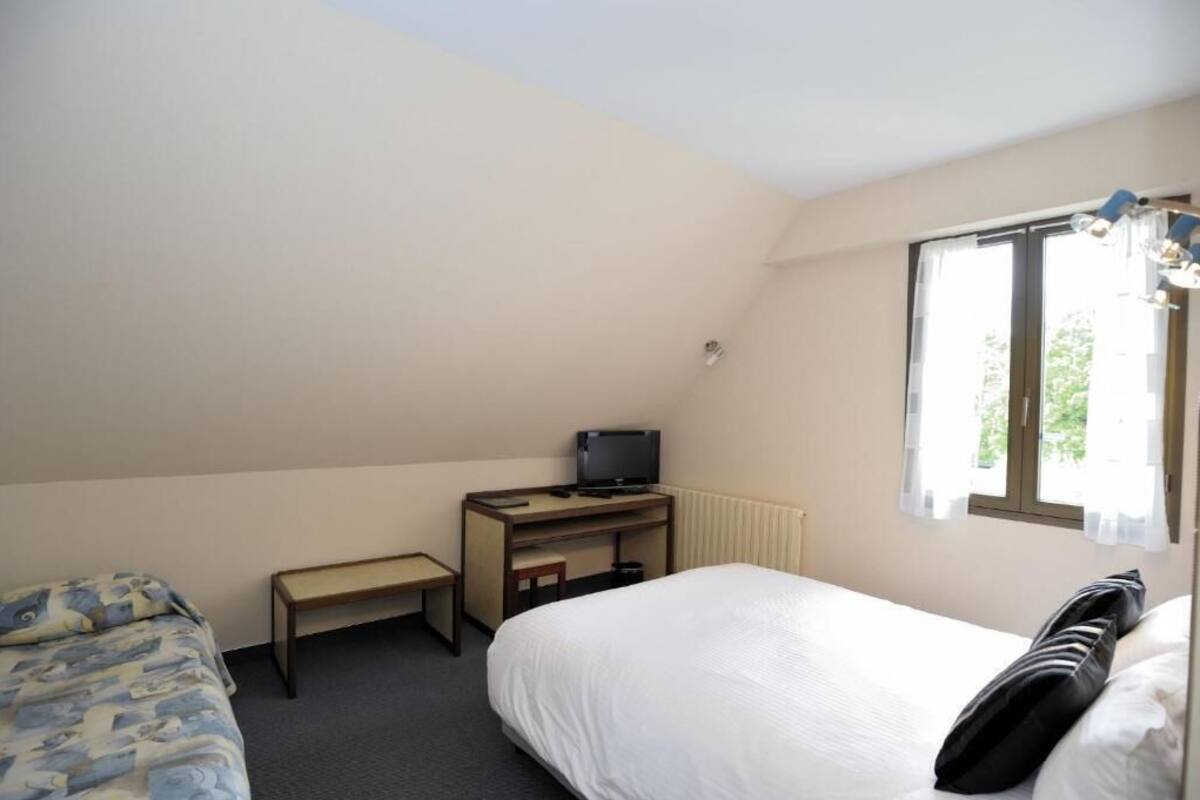 Desk, soundproofing, cribs (free), rollaway beds (surcharge)