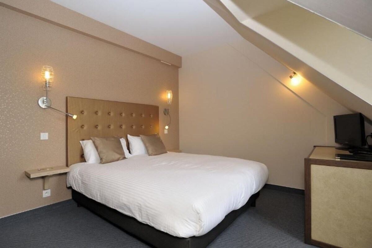Desk, soundproofing, cribs (free), rollaway beds (surcharge)