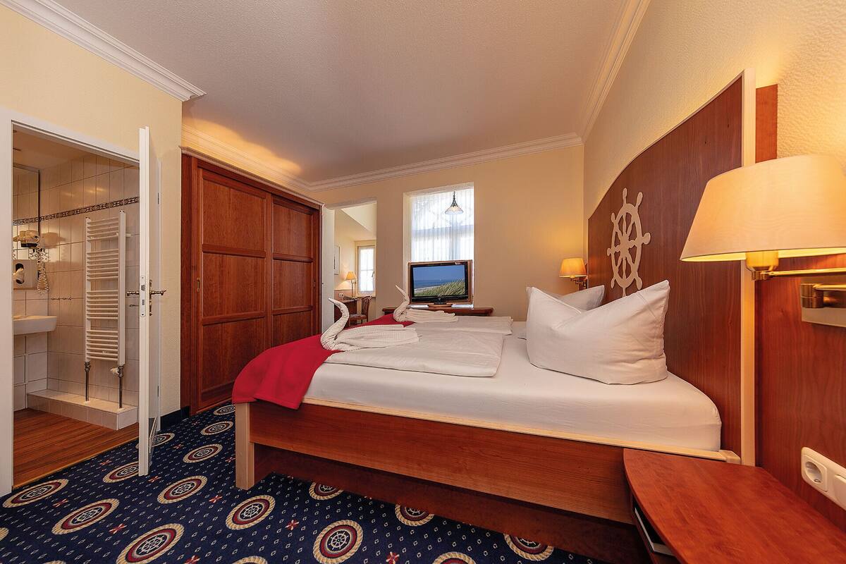 suite | pillow-top beds, in-room safe, individually furnished, desk