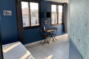 Ropa de cama de alta calidad y minibar 