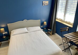 Kahden hengen standard-huone | Ylelliset vuodevaatteet, minibaari, tallelokero huoneessa