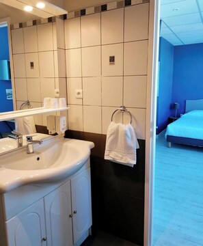Shower, eco-friendly toiletries, hair dryer, towels - Hôtel le petit baigneur (Palavas-les-Flots)